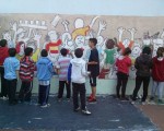 Los alumnos de la Escuela República del Perú, ubicada en Av. Gaona 4763 del barrio de Floresta, Comuna 10,  pintaron junto a Artística Kurmi un mural con motivos alegóricos al mundial en una de las paredes del patio de la institución.